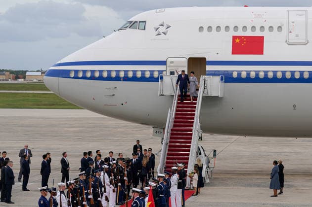 Xi Jinping, China s president, and Peng Liyuan, China s first lady, disembark their plane upon arrival at Joint Base Andrews, Maryland on Wednesday, Sept. 23, 2026. President Trump is hosting President Xi for a three-day state visit to Washington, DC where the leaders are expected to discuss trade practices, artificial intelligence and tariffs.  WASP20260923141 ALxDRAGO