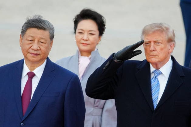 Xi Jinping, China s president, from left, Peng Liyuan, China s first lady, and US President Donald Trump, during an arrival ceremony at Joint Base Andrews, Maryland on Wednesday, Sept. 23, 2026. President Trump is hosting President Xi for a three-day state visit to Washington, DC where the leaders are expected to discuss trade practices, artificial intelligence and tariffs.  WASP20260923142 ALxDRAGO