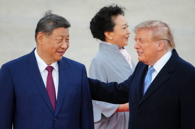 Xi Jinping, China s president, from left, Peng Liyuan, China s first lady, and US President Donald Trump during an arrival ceremony at Joint Base Andrews, Maryland on Wednesday, Sept. 23, 2026. President Trump is hosting President Xi for a three-day state visit to Washington, DC where the leaders are expected to discuss trade practices, artificial intelligence and tariffs.  WASP20260923145 ALxDRAGO