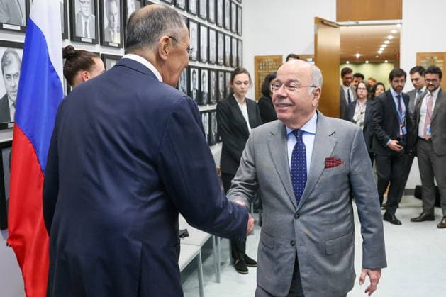 USA, NEW YORK CITY - SEPTEMBER 23, 2026: Sergei Lavrov (L), Russia s Foreign Minister, and his counterpart Mauro Vieira of Brazil shake hands during a meeting on the sidelines of the 2026 High-level Week during the 81st session of the UN General Assembly. Alexander Shcherbak TASS  98214689
