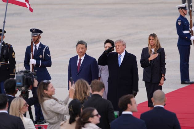 U.S. President Donald Trump (C), accompanied by First Lady Melania Trump (R), welcome their Chinese counterparts, Xi Jinping (C-L) and Peng Liyuan (C-Back) at Joint Base Andrews in Washington, United States, 23 September 2026. President Xi Jinping arrived for his first state visit to the White House in more than a decade, where he will meet with U.S. President Donald Trump in an attempt to ease growing tensions between the two powers. Xi Jinping arrives in Washington for his first state visit in more than a decade !ACHTUNG: NUR REDAKTIONELLE NUTZUNG!  Copyright: xOctavioxGuzmánx AME030 20260923-55021486387_1