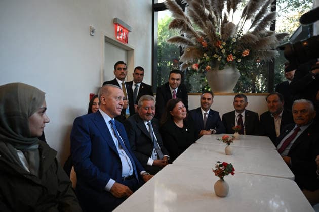 Turkish President Erdogan chats with citizens at cafe in New York NEW YORK, UNITED STATES - SEPTEMBER 23: Turkish President Recep Tayyip Erdogan visits a cafe near the Turkish House following the UN Secretary-General’s Climate Event at the United Nations Headquarters, where he drinks tea, chats with citizens and poses for photos in New York, United States, on September 23, 2026. Mehmet Ali Ozcan Anadolu New York United States. Editorial use only. Please get in touch for any other usage.  Copyright: x2026xAnadoluxMehmetxAlixOzcanx