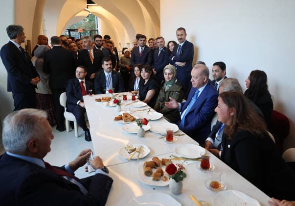 Turkish President Erdogan chats with citizens at cafe in New York NEW YORK, UNITED STATES - SEPTEMBER 23: (----EDITORIAL USE ONLY - MANDATORY CREDIT - TURKISH PRESIDENCY MURAT CETINMUHURDAR HANDOUT - NO MARKETING NO ADVERTISING CAMPAIGNS - DISTRIBUTED AS A SERVICE TO CLIENTS----) Turkish President Recep Tayyip Erdogan visits a cafe near the Turkish House following the UN Secretary-General’s Climate Event at the United Nations Headquarters, where he drinks tea, chats with citizens and poses for photos in New York, United States, on September 23, 2026. Turkish Presidency Murat Cetinmuhurdar Handout Anadolu New York United States. Editorial use only. Please get in touch for any other usage.  Copyright: x2026xAnadoluxTurkishxPresidencyx xMuratxCetinmuhurdarx xHandoutx