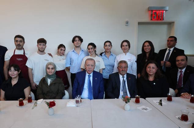 Turkish President Erdogan chats with citizens at cafe in New York NEW YORK, UNITED STATES - SEPTEMBER 23: (----EDITORIAL USE ONLY - MANDATORY CREDIT - TURKISH PRESIDENCY MURAT CETINMUHURDAR HANDOUT - NO MARKETING NO ADVERTISING CAMPAIGNS - DISTRIBUTED AS A SERVICE TO CLIENTS----) Turkish President Recep Tayyip Erdogan visits a cafe near the Turkish House following the UN Secretary-General’s Climate Event at the United Nations Headquarters, where he drinks tea, chats with citizens and poses for photos in New York, United States, on September 23, 2026. Turkish Presidency Murat Cetinmuhurdar Handout Anadolu New York United States. Editorial use only. Please get in touch for any other usage.  Copyright: x2026xAnadoluxTurkishxPresidencyx xMuratxCetinmuhurdarx xHandoutx