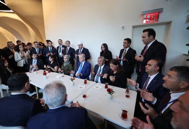 Turkish President Erdogan chats with citizens at cafe in New York NEW YORK, UNITED STATES - SEPTEMBER 23: (----EDITORIAL USE ONLY - MANDATORY CREDIT - TURKISH PRESIDENCY MURAT CETINMUHURDAR HANDOUT - NO MARKETING NO ADVERTISING CAMPAIGNS - DISTRIBUTED AS A SERVICE TO CLIENTS----) Turkish President Recep Tayyip Erdogan visits a cafe near the Turkish House following the UN Secretary-General’s Climate Event at the United Nations Headquarters, where he drinks tea, chats with citizens and poses for photos in New York, United States, on September 23, 2026. Turkish Presidency Murat Cetinmuhurdar Handout Anadolu New York United States. Editorial use only. Please get in touch for any other usage.  Copyright: x2026xAnadoluxTurkishxPresidencyx xMuratxCetinmuhurdarx xHandoutx