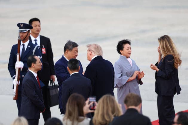 U.S. President Donald Trump (C) and First Lady Melania Trump (R) speak with their Chinese counterparts, Xi Jinping (C-L) and Peng Liyuan (2-R) at Joint Base Andrews in Washington, United States, 23 September 2026. Xi Jinping arrives in Washington for his first state visit in more than a decade !ACHTUNG: NUR REDAKTIONELLE NUTZUNG!  Copyright: xOctavioxGuzmánx AME036 20260923-55021486435_1