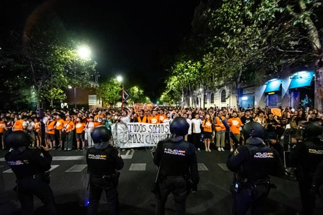 IPA88886886 - MADRID, SPAIN. SEPTEMBER 23, 2026. Thousands of people gathered outside a property owned by the Community of Madrid in Madrid™s Chamberi district during a demonstration in support of Maricarmen Abascal, an 87-year-old woman who was evicted from the home where she had lived for more than 70 years. The protest took place hours after Maricarmen was removed from her apartment on Calle Alcalde Sainz de Baranda in the Retiro district and taken to the hospital by ambulance. Demonstrators called for housing rights and chanted slogans such as The penthouse for Maricarmen and Out with vulture funds.  Copyright: xFrancescoxMilitelloxMirtox xx IPA88886886