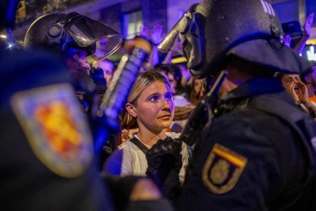 September 23, 2026, Madrid, Spain: Housing activists clash with police during a demonstration in Madrid..Following the confirmation of Maricarmen s eviction, thousands of people marched through central Madrid to denounce real estate speculation and demand the right to decent housing. Madrid Spain  - ZUMAs197 20260923_aaa_s197_144 Copyright: xDavidxCanalesx