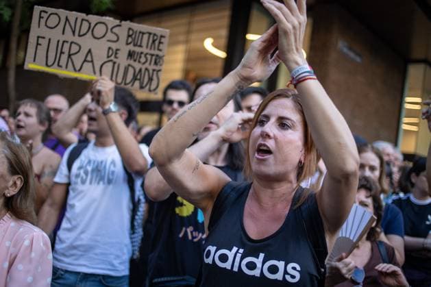 September 23, 2026, Madrid, Spain: Housing rights protesters demonstrate in central Madrid.Following the confirmation of Maricarmen s eviction, thousands of people marched through central Madrid to denounce real estate speculation and demand the right to decent housing. Madrid Spain  - ZUMAs197 20260923_aaa_s197_146 Copyright: xDavidxCanalesx