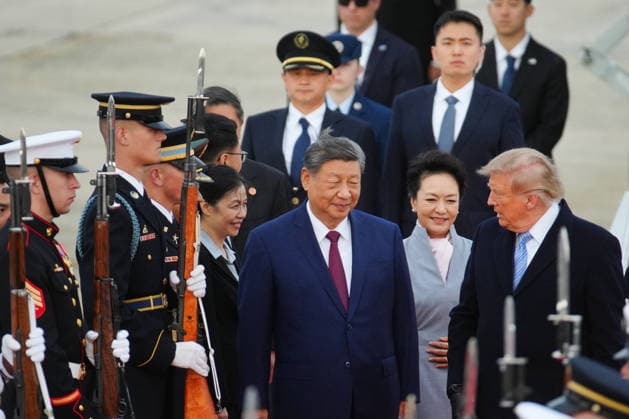 Xi Jinping, China s president, from left, Peng Liyuan, China s first lady, and US President Donald Trump during an arrival ceremony at Joint Base Andrews, Maryland on Wednesday, Sept. 23, 2026. President Trump is hosting President Xi for a three-day state visit to Washington, DC where the leaders are expected to discuss trade practices, artificial intelligence and tariffs.  WASP20260923149 ALxDRAGO