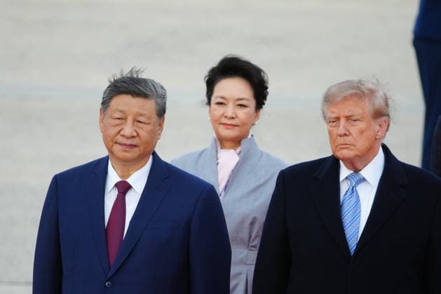 Xi Jinping, China s president, from left, Peng Liyuan, China s first lady, and US President Donald Trump during an arrival ceremonyat Joint Base Andrews, Maryland on Wednesday, Sept. 23, 2026. President Trump is hosting President Xi for a three-day state visit to Washington, DC where the leaders are expected to discuss trade practices, artificial intelligence and tariffs.  WASP20260923153 ALxDRAGO