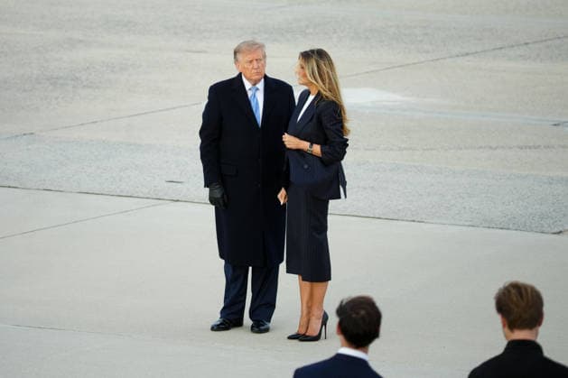 US President Donald Trump and First Lady Melania Trump wait to greet Xi Jinping, China s president, and Peng Liyuan, China s first lady, during an arrival ceremony at Joint Base Andrews, Maryland on Wednesday, Sept. 23, 2026. President Trump is hosting President Xi for a three-day state visit to Washington, DC where the leaders are expected to discuss trade practices, artificial intelligence and tariffs.  WASP20260923154 ALxDRAGO