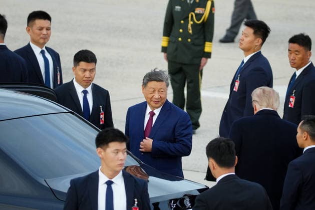 Xi Jinping, China s president, center, and US President Donald Trump, lower right, during an arrival ceremony at Joint Base Andrews, Maryland on Wednesday, Sept. 23, 2026. President Trump is hosting President Xi for a three-day state visit to Washington, DC where the leaders are expected to discuss trade practices, artificial intelligence and tariffs.  WASP20260923155 ALxDRAGO