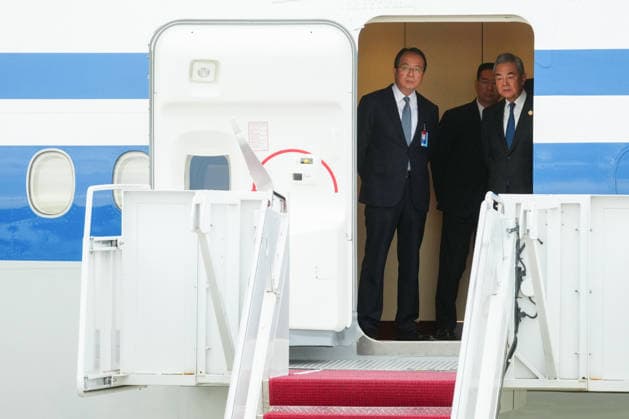 Wang Yi, China s foreign minister, right, prepares to disembark the plane during an arrival ceremony at Joint Base Andrews, Maryland, US, on Wednesday, Sept. 23, 2026. Xi Jinping and Donald Trump will sit down this week to hash out a plethora of thorny issues from trade to Taiwan. One thing both sides agree on: neither can afford to tap the brakes on AI. Copyright: xAlxDragox xPoolxviaxCNPx MediaPunchx