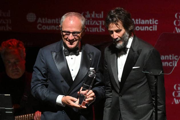 ANTHONY ALBANESE UNITED STATES VISIT, Formula 1 CEO Stefano Domenicali receives an award from actor Keanu Reeves at the Atlantic Council Global Citizen Awards during the United Nations General Assembly in New York, Wednesday, September 23, 2026. ( NO ARCHIVING NEW YORK New York United States of America  Copyright: xMICKxTSIKASx 20260924169788349170