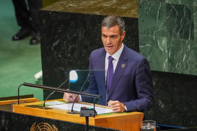 Spanish Prime Minister Pedro Sanchez displays a copy of the United Nations Charter during the 81st UN General Assembly in New York, United States, 23 September 2026. Pedro Sanchez speaks during the 81st UN General Assembly !ACHTUNG: NUR REDAKTIONELLE NUTZUNG!  Copyright: xÁngelxColmenaresx AME086 20260924-55021486710_1