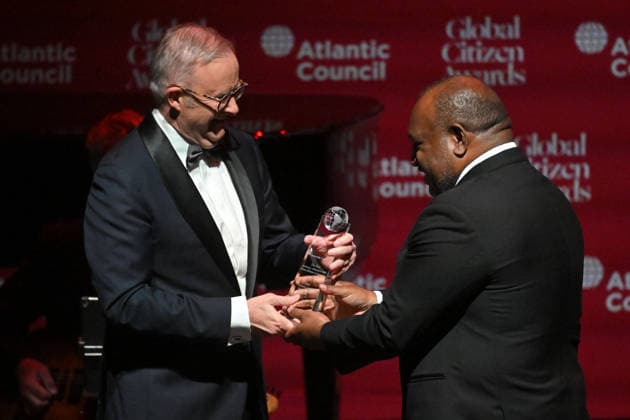 ANTHONY ALBANESE UNITED STATES VISIT, Australia™s Prime Minister Anthony Albanese receives an award from Papua New Guinea™s Prime Minister James Marape at the Atlantic Council Global Citizen Awards during the United Nations General Assembly in New York, Wednesday, September 23, 2026. ( NO ARCHIVING NEW YORK New York United States of America  Copyright: xMICKxTSIKASx 20260924145740032102