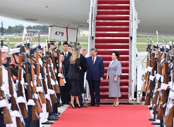 (260923) -- WASHINGTON, Sept. 23, 2026 -- Chinese President Xi Jinping arrives at Joint Base Andrews on Sept. 23, 2026, for a state visit to the United States at the invitation of U.S. President Donald Trump. Xi and his wife, Peng Liyuan, were warmly greeted by Trump and his wife, Melania Trump, at the airport in a rare planeside welcome. ) U.S.-CHINA-XI JINPING-STATE VISIT-ARRIVAL LixXiang 
