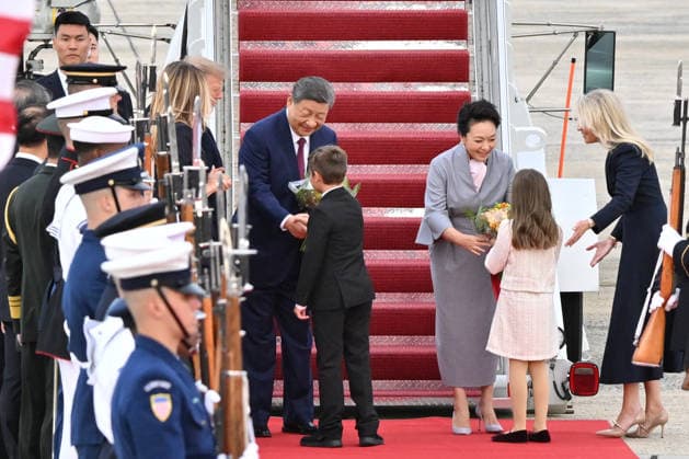 (260923) -- WASHINGTON, Sept. 23, 2026 -- U.S. children present flowers to Chinese President Xi Jinping and his wife Peng Liyuan at Joint Base Andrews in the United States, Sept. 23, 2026. Xi arrived at Joint Base Andrews on Wednesday afternoon for a state visit to the United States at the invitation of U.S. President Donald Trump. Xi and Peng were warmly greeted by Trump and his wife, Melania Trump, at the airport in a rare planeside welcome. ) U.S.-CHINA-XI JINPING-STATE VISIT-ARRIVAL ZhaixJianlan 