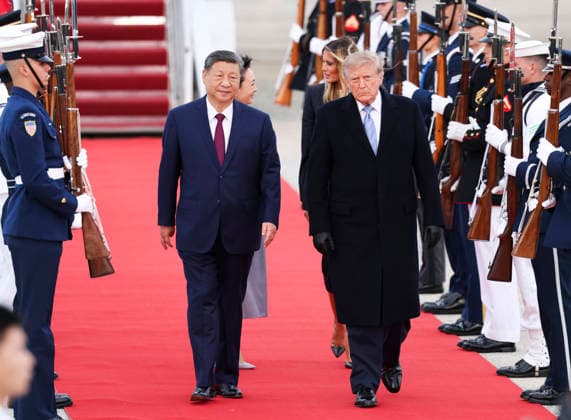 (260923) -- WASHINGTON, Sept. 23, 2026 -- Chinese President Xi Jinping arrives at Joint Base Andrews on Sept. 23, 2026, for a state visit to the United States at the invitation of U.S. President Donald Trump. Xi and his wife, Peng Liyuan, were warmly greeted by Trump and his wife, Melania Trump, at the airport in a rare planeside welcome. ) U.S.-CHINA-XI JINPING-STATE VISIT-ARRIVAL LiuxBin 