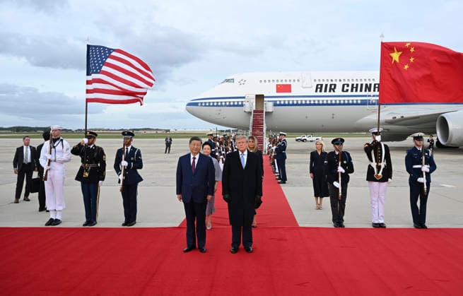 (260923) -- WASHINGTON, Sept. 23, 2026 -- Chinese President Xi Jinping arrives at Joint Base Andrews on Sept. 23, 2026, for a state visit to the United States at the invitation of U.S. President Donald Trump. Xi and his wife, Peng Liyuan, were warmly greeted by Trump and his wife, Melania Trump, at the airport in a rare planeside welcome. ) U.S.-CHINA-XI JINPING-STATE VISIT-ARRIVAL LixXiang 