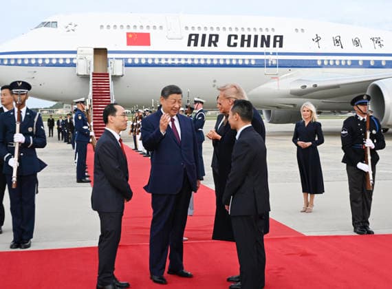 (260923) -- WASHINGTON, Sept. 23, 2026 -- Chinese President Xi Jinping arrives at Joint Base Andrews on Sept. 23, 2026, for a state visit to the United States at the invitation of U.S. President Donald Trump. Xi and his wife, Peng Liyuan, were warmly greeted by Trump and his wife, Melania Trump, at the airport in a rare planeside welcome. ) U.S.-CHINA-XI JINPING-STATE VISIT-ARRIVAL LixXiang 