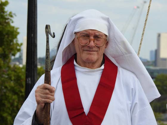 Druids mark the autumn equinox on Primrose Hill in London London, UK. 23 September 2026. A member of The Druid Order wearing ceremonial white robes and holding a staff during the autumn equinox ceremony on Primrose Hill., Credit:Alexander Seale Avalon united kingdom, London  Copyright: xAlexanderxSealex xAvalonx 1137643759