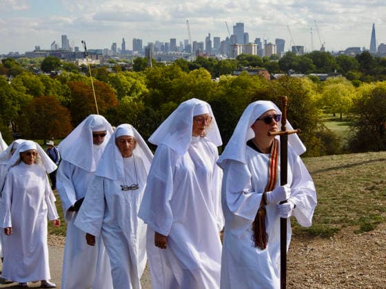News Bilder des Tages #2 Druids mark the autumn equinox on Primrose Hill in London London, UK. 23 September 2026. Members of The Druid Order process up Primrose Hill during a ceremony marking the autumn equinox, with the London skyline visible in the background., Credit:Alexander Seale Avalon united kingdom, London  Copyright: xAlexanderxSealex xAvalonx 1137643721