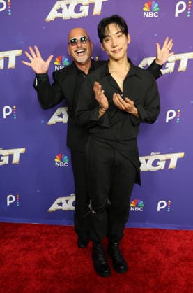 America s Got Talent Season 21 Finale Results Red Carpet 23 September 2025 - Pasadena, California - Howie Mandel, Yu Hojin. Attend America s Got Talent Season 21 Finale Results Red Carpet held at the Hotel Dena Pasadena, in Pasadena ., Credit:FS Faye Sadou Avalon United States, CA, Pasadena, Hotel Dena Pasadena  Copyright: xFSx xFayexSadoux xAvalonx 1137742423