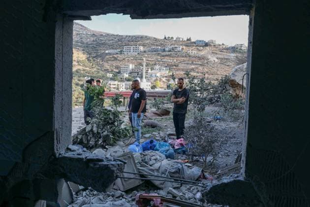 Israeli forces raid Nablus NABLUS, WEST BANK, PALESTINE - SEPTEMBER 24 : Palestinians inspect the damage to a three-story building after Israeli forces blew up the second-floor apartment of Palestinian prisoner Dawas Hassoun during a raid in Beit Imrin town of Nablus, West Bank, Palestine on September 24, 2026. Nedal Eshtayah Anadolu Nablus Palestinian Territory, Occupied. Editorial use only. Please get in touch for any other usage.  Copyright: x2026xAnadoluxNedalxEshtayahx