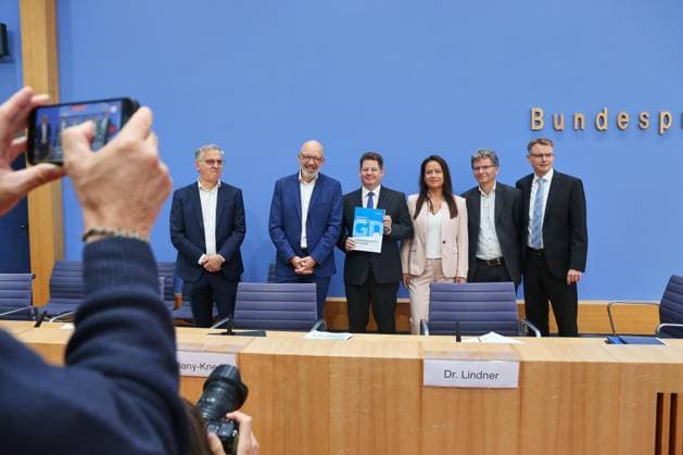 Berlin, Germany, September 24, 2026 Federal Press Conference: Joint Economic Forecast by the Economic Research Institutes, Fall 2026 Torsten Schmidt, Timo Wollmershäuser, Oliver Holtemöller, Geraldine Dany Knedlik, Axel Lindner, and Stefan Kooths Copyright: xdtsxNachrichtenagenturx dts_136205