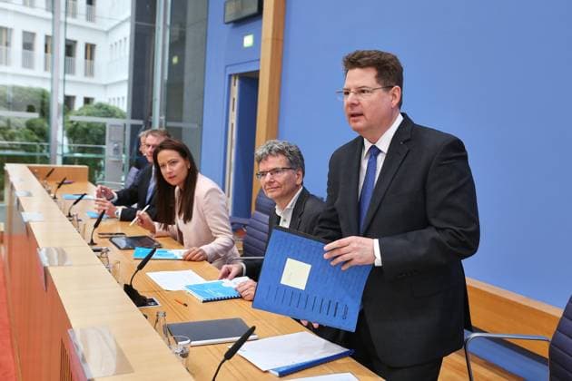 Berlin, Germany, September 24, 2026 Federal Press Conference: Joint Economic Forecast by the Economic Research Institutes, Fall 2026 Oliver Holtemöller (right); in the background, from left to right: Stefan Kooths, Geraldine Dany Knedlik, Axel Lindner Copyright: xdtsxNachrichtenagenturx dts_136207