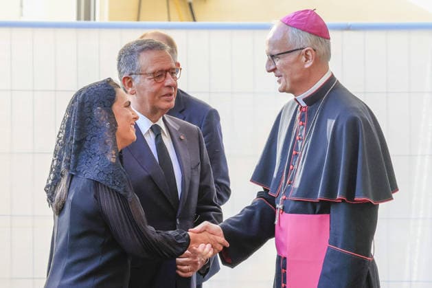 Portuguese President António José Martins Seguro at the Vatican VATICAN CITY, VATICAN - SEPTEMBER 24: Prefect of the Papal Household Petar Rajic (R) welcomes Portugal s President António José Seguro (C) and his wife Margarida Maldonado Freitas (L) as they arrive for their meeting with Pope Leo XIV at the Vatican on September 24, 2026. Riccardo De Luca Anadolu Vatican city Vatican. Editorial use only. Please get in touch for any other usage.  Copyright: x2026xAnadoluxRiccardoxDexLucax