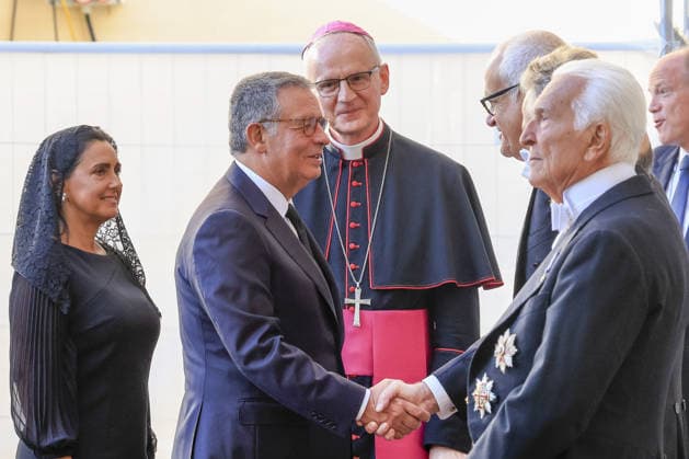 Portuguese President António José Martins Seguro at the Vatican VATICAN CITY, VATICAN - SEPTEMBER 24: Portugal s President António José Seguro (2nd L), flanked by his wife Margarida Maldonado Freitas (L) and Prefect of the Papal Household Petar Rajic (C), greets Papal Gentlemen as he arrives for his meeting with Pope Leo XIV at the Vatican on September 24, 2026. Riccardo De Luca Anadolu Vatican city Vatican. Editorial use only. Please get in touch for any other usage.  Copyright: x2026xAnadoluxRiccardoxDexLucax
