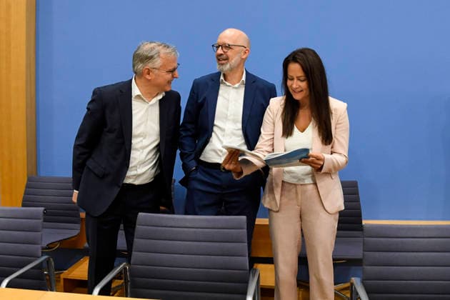 ABB BPK Prof. Dr. Timo Wollmershaeuser, ifo Institute, Leibniz Institute for Economic Research; Dr. Geraldine Dany Knedlik, German Institute for Economic Research e.V.; Dr. Axel Lindner, Leibniz Institute for Economic Research, Halle Topic: Presentation of the Joint Economic Forecast for Fall 2026 by the economic research institutes