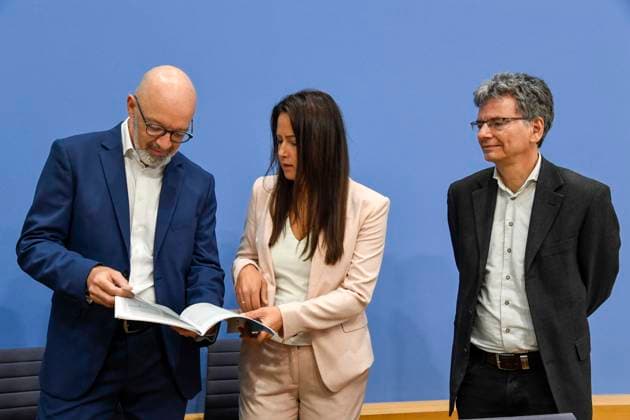 ABB BPK Prof. Dr. Timo Wollmershaeuser, ifo Institute, Leibniz Institute for Economic Research; Dr. Geraldine Dany Knedlik, German Institute for Economic Research e. V.; Dr. Axel Lindner, Leibniz Institute for Economic Research, Halle Topic: Presentation of the Joint Economic Forecast for Fall 2026 by the economic research institute