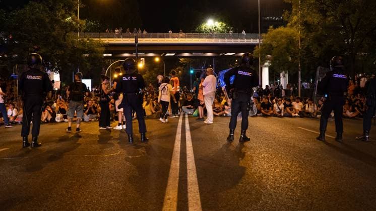 Police clash with housing protesters in Madrid MADRID, SPAIN, SEPTEMBER 23, 2026: Police confront demonstrators during a protest in Madrid following the eviction of 87-year-old Maricarmen Abascal from the home where she had lived for more than 70 years. Around 10,000 people joined the demonstration, according to the Government Delegation in Madrid, before protesters moved toward Paseo de la Castellana and blocked traffic. Police used riot-control measures, including rubber projectiles, as officers attempted to clear demonstrators from the roadway. Madrid Spain Copyright: x xVictorxSanjuanxCardenax xJNAxPressx