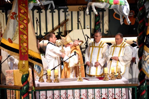 Matthias König, Auxiliary Bishop of Paderborn, with clergy at a Mass ceremony in Munich on September 24, 2026; Theresienwiesn, Oktoberfest, Marstall Festival Tent, carnival grounds, fair with rides; fatal accident, memorial, photo, Munich