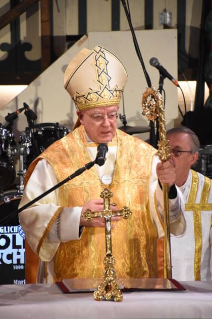 Matthias König, Auxiliary Bishop of Paderborn, with clergy at a Mass ceremony in Munich on September 24, 2026; Theresienwiesn, Oktoberfest, Marstall Festival Tent, carnival grounds, fair with rides; fatal accident, memorial, photo, Munich