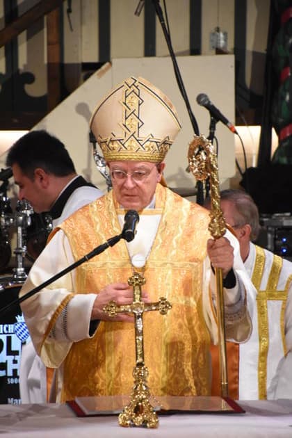 Matthias König, Auxiliary Bishop of Paderborn, with clergy at a Mass ceremony in Munich on September 24, 2026; Theresienwiesn, Oktoberfest, Marstall Festival Tent, carnival grounds, fair with rides; fatal accident, memorial, photo, Munich