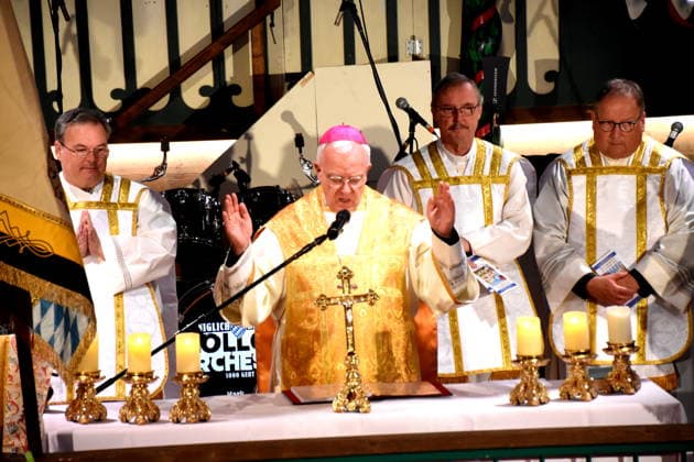 Matthias König, Auxiliary Bishop of Paderborn, with clergy at a Mass ceremony in Munich on September 24, 2026; Theresienwiesn, Oktoberfest, Marstall Festival Tent, carnival grounds, fair with rides; fatal accident, memorial, photo, Munich