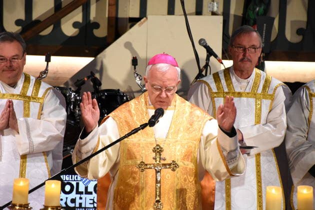 Matthias König, Auxiliary Bishop of Paderborn, with clergy at a Mass ceremony in Munich on September 24, 2026; Theresienwiesn, Oktoberfest, Marstall Festival Tent, carnival grounds, fair with rides; fatal accident, memorial, photo, Munich
