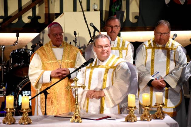 Matthias König, Auxiliary Bishop of Paderborn; Sascha Ellinghaus, chaplain to fairground workers; and clergy at a Mass ceremony in Munich on September 24, 2026, at the Theresienwiesn Oktoberfest in the Marstall festival tent—a fair with rides; memorial for a fatal accident; photo, Munich