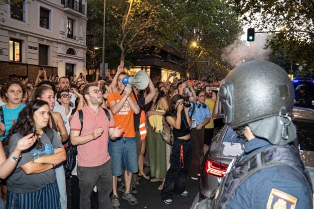 September 23, 2026, Madrid, Spain: MADRID, SPAIN, SEPTEMBER 23, 2026: Police confront demonstrators during a protest in Madrid following the eviction of 87-year-old Maricarmen Abascal from the home where she had lived for more than 70 years. Around 10,000 people joined the demonstration, according to the Government Delegation in Madrid, before protesters moved toward Paseo de la Castellana and blocked traffic. Police used riot-control measures, including rubber projectiles, as officers attempted to clear demonstrators from the roadway. Madrid Spain  - ZUMAq101 20260923_zna_q101_133 Copyright: xVictorxSanjuanxCardeoÂ±Ax