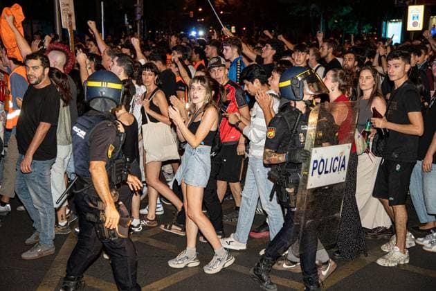 September 23, 2026, Madrid, Spain: MADRID, SPAIN, SEPTEMBER 23, 2026: Police confront demonstrators during a protest in Madrid following the eviction of 87-year-old Maricarmen Abascal from the home where she had lived for more than 70 years. Around 10,000 people joined the demonstration, according to the Government Delegation in Madrid, before protesters moved toward Paseo de la Castellana and blocked traffic. Police used riot-control measures, including rubber projectiles, as officers attempted to clear demonstrators from the roadway. Madrid Spain  - ZUMAq101 20260923_zna_q101_143 Copyright: xVictorxSanjuanxCardeoÂ±Ax