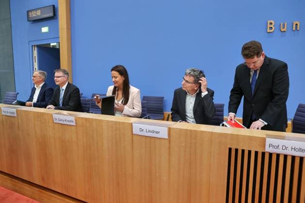 Berlin, Germany, September 24, 2026 Federal Press Conference: Joint Economic Forecast by the Economic Research Institutes, Fall 2026 L R Torsten Schmidt, Stefan Kooths, Geraldine Dany Knedlik, Axel Lindner, and Oliver Holtemöller Copyright: xdtsxNachrichtenagenturx dts_136227