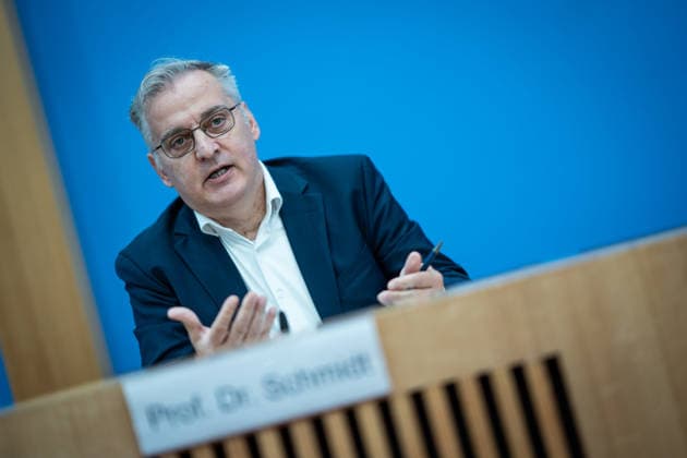 Joint Economic Forecast, Fall 2026, by the Economic Research Institutes; Torsten Schmidt, RWI Leibniz Institute for Economic Research e.V.; Federal Press Conference in Berlin; Joint Economic Forecast, Fall 2026, by the Economic Research Institutes, Berlin, Berlin, Germany; Federal Press Conference Building
