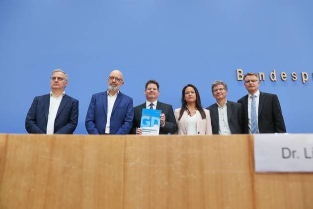 Berlin, Germany, September 24, 2026 Federal Press Conference: Joint Economic Forecast by the Economic Research Institutes, Fall 2026 Torsten Schmidt, Timo Wollmershäuser, Oliver Holtemöller, Geraldine Dany Knedlik, Axel Lindner, and Stefan Kooths Copyright: xdtsxNachrichtenagenturx dts_136248
