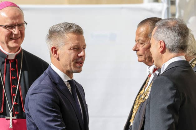 Hungary’s Prime Minister Peter Magyar at the Vatican VATICAN CITY, VATICAN, SEPTEMBER 24: Hungary’s Prime Minister Peter Magyar (2nd L) flanked by Prefect of the Papal Household Petar Rajic (L) greets Papal Gentlemen as he arrives in St. Damaso courtyard for his meeting with Pope Leo XIV at the Vatican, on September 24, 2026. Riccardo De Luca Anadolu Vatican city Vatican. Editorial use only. Please get in touch for any other usage.  Copyright: x2026xAnadoluxRiccardoxDexLucax