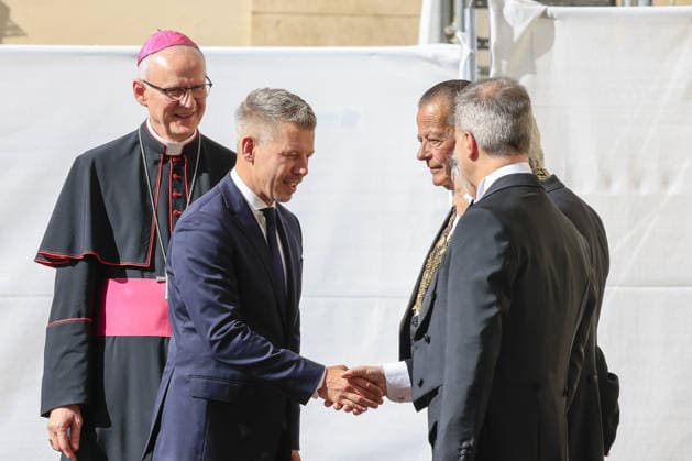 Hungary’s Prime Minister Peter Magyar at the Vatican VATICAN CITY, VATICAN, SEPTEMBER 24: Hungary’s Prime Minister Peter Magyar (2nd L) flanked by Prefect of the Papal Household Petar Rajic (L) greets Papal Gentlemen as he arrives in St. Damaso courtyard for his meeting with Pope Leo XIV at the Vatican, on September 24, 2026. Riccardo De Luca Anadolu Vatican city Vatican. Editorial use only. Please get in touch for any other usage.  Copyright: x2026xAnadoluxRiccardoxDexLucax